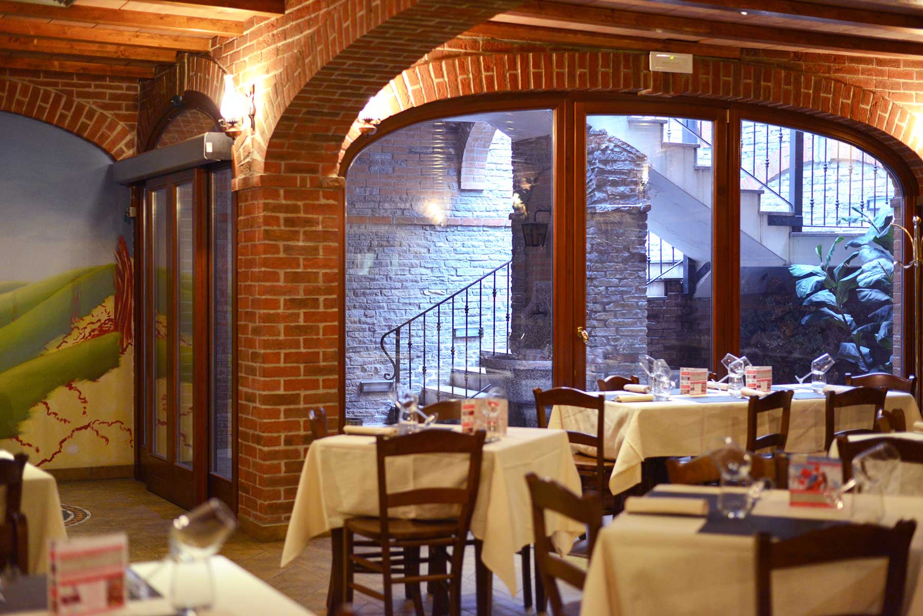 taverna-dei-sapori-ristorante-di-cucina-italiana-sala-10